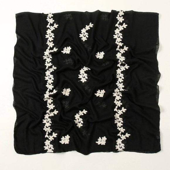 Black Flower Knit Scarf - Picture 4 of 4